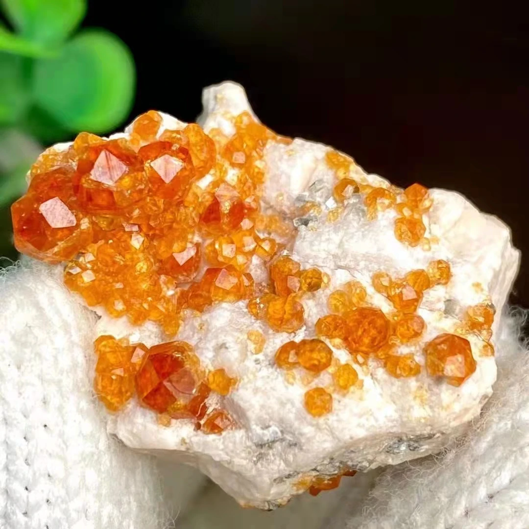 

Spectacular Schillering Fuchsite y Quartz Orthoclase Coexisting Stone Mineral Specimen from Fujian China for Decoration