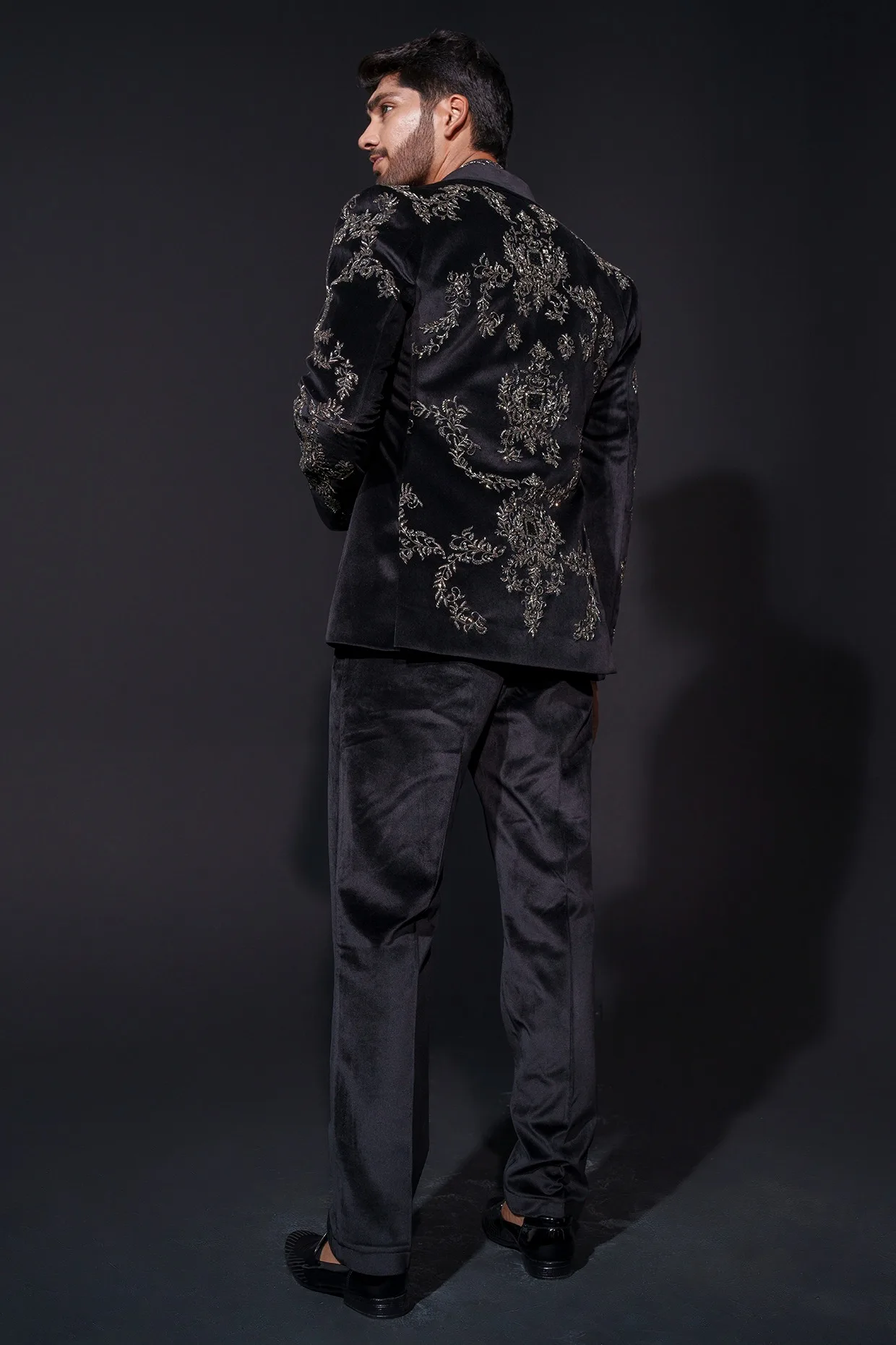 مفصل الرجال بدل زفاف الذروة التلبيب زر واحد يزين الموضة الحديثة مناسبة رسمية ملابس العريس 2 قطعة سترة السراويل مخصص