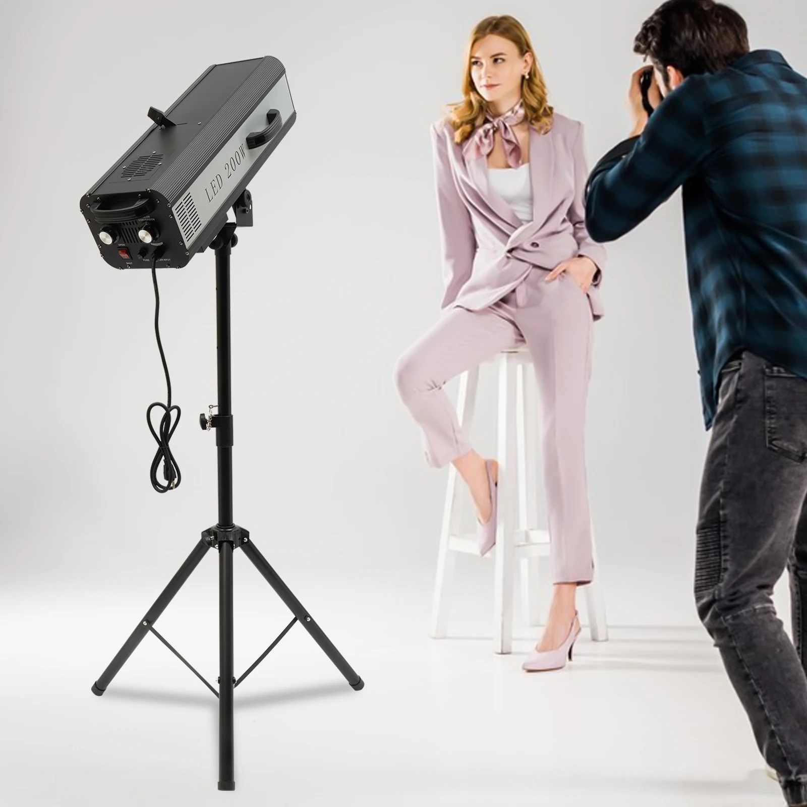 200W LED는 극장 결혼식 생일 파티 및 공연을 위한 스탠드 다색 수동 제어 조명이 있는 무대 스포트라이트를 따릅니다.