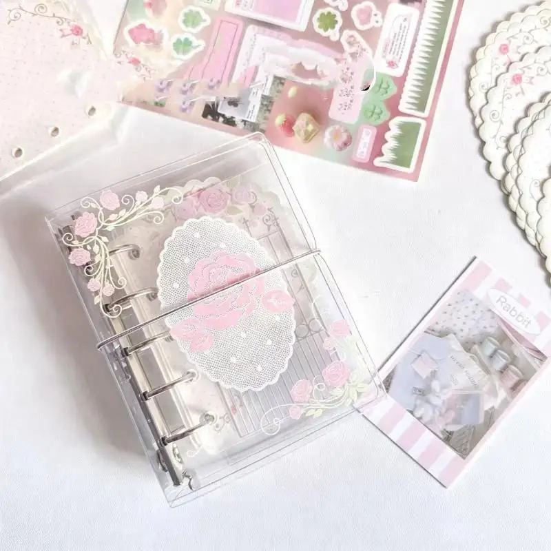 Caderno de Bolso PVC M5 com Estampa de Rosas Românticas, Caderno de Folhas Soltas com 5 Furos e Faixa Elástica para Uso em Scrapbook DIY