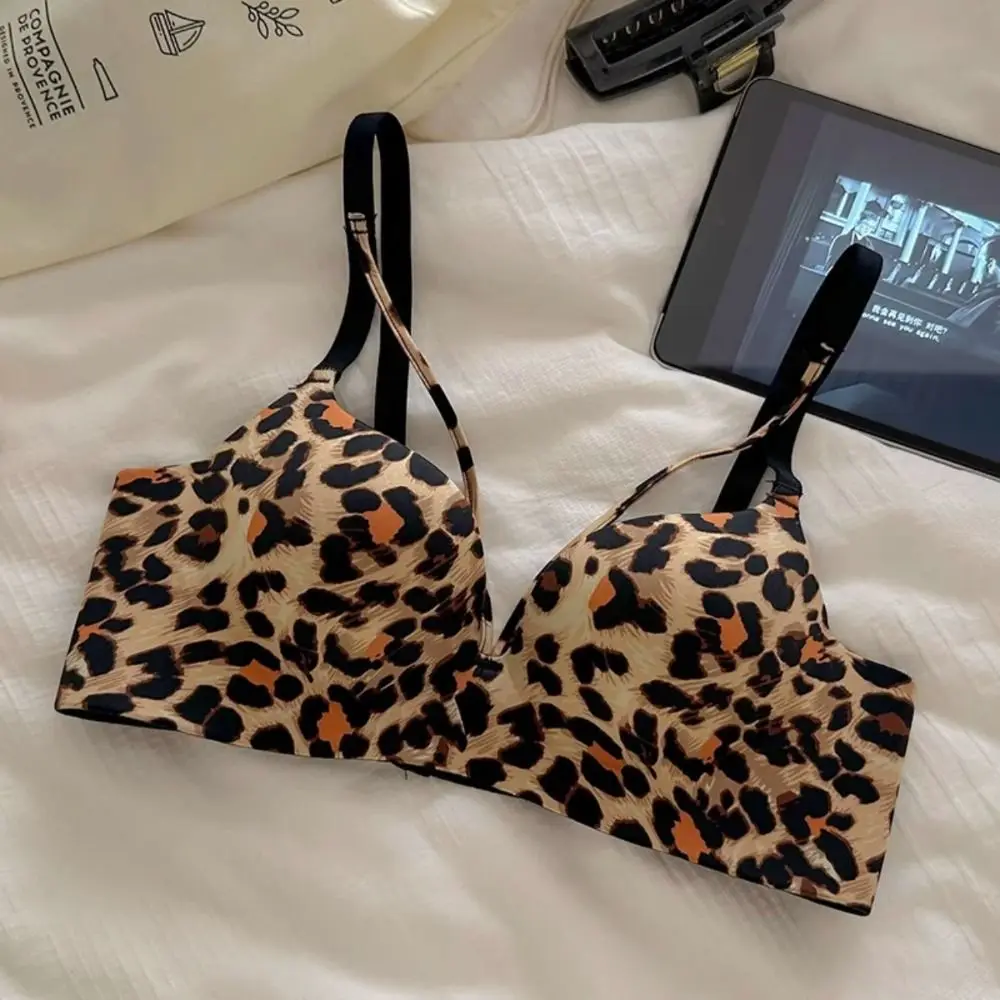 حمالة صدر عصرية 3/4 كوب للنساء ملابس داخلية بدون خياطة على شكل حرف V عميقة على شكل حرف V ملابس داخلية مضادة للترهل حمالة صدر لاسلكية عميقة على شكل حرف V ملابس يومية #3