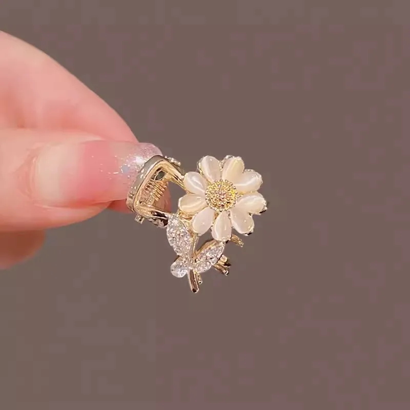 New Fashionable Aesthetic Small Hair Claw Flower Clips Female Trendy Summer Accessories Alloy Rhinestone Headdress