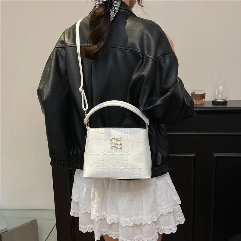 Fashionable women's crossbody bag, classic style handbag, elegant shoulder bag with luxurious designer letter logo