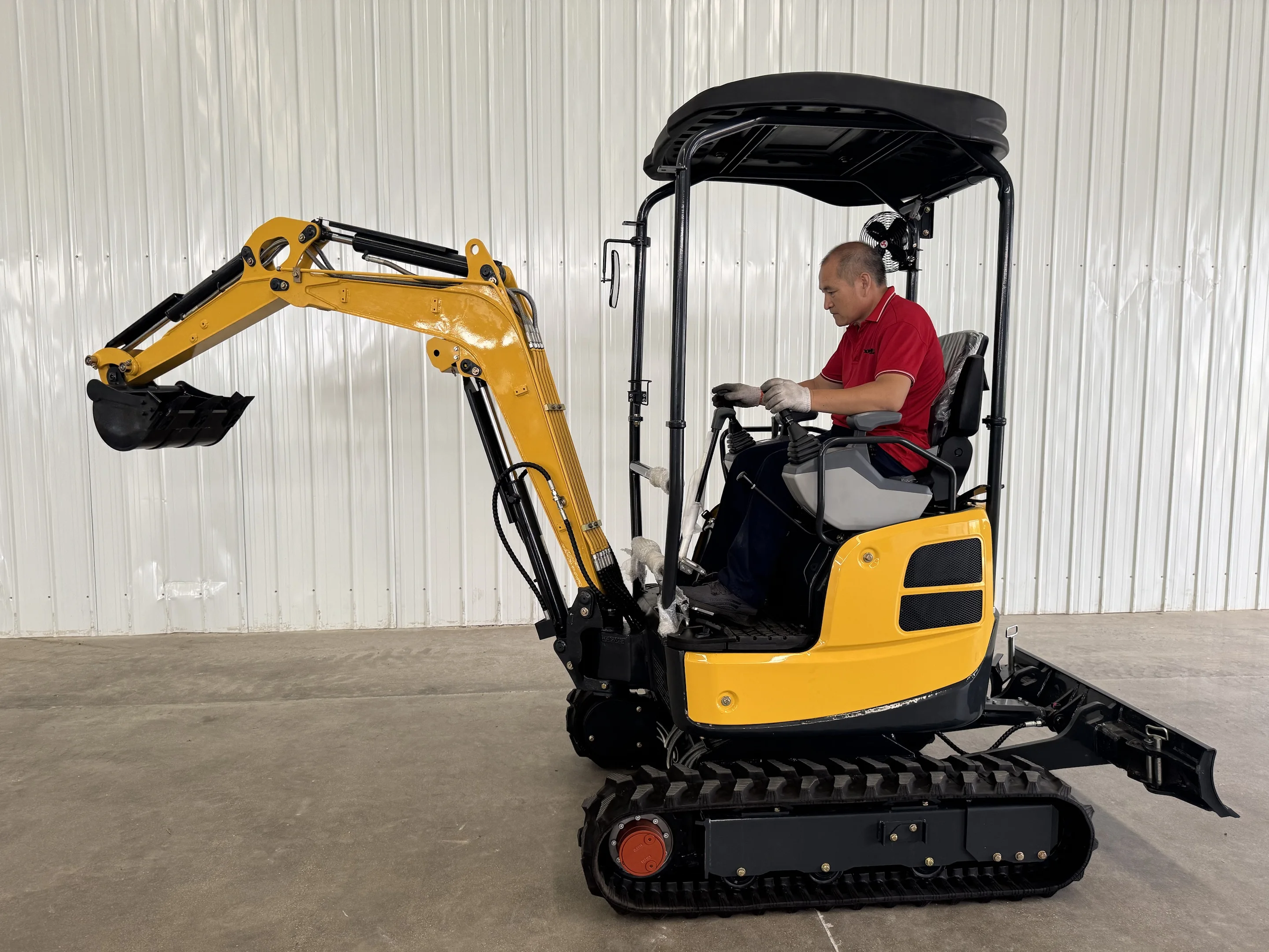 حفارة مزرعة صغيرة معتمدة من CE بطول 1.8 طن متينة وفعالة للوقود ومجهزة بنظام هيدروليكي ذو ذراع قياسي