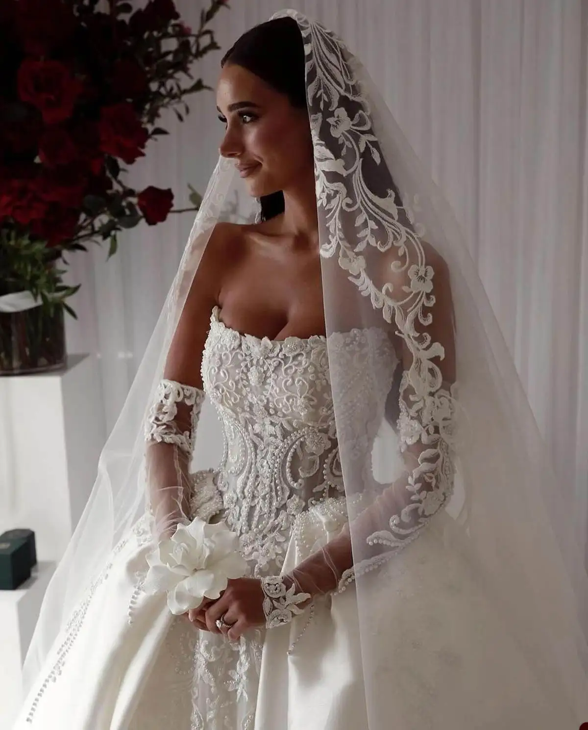 Wunderschöne Brautkleider mit Applikationen, trägerloses Perlen-Hochzeitskleid, abnehmbarer Zug, individuell gestaltete Perlen-Spitze-Illusion, Vestido de Novia