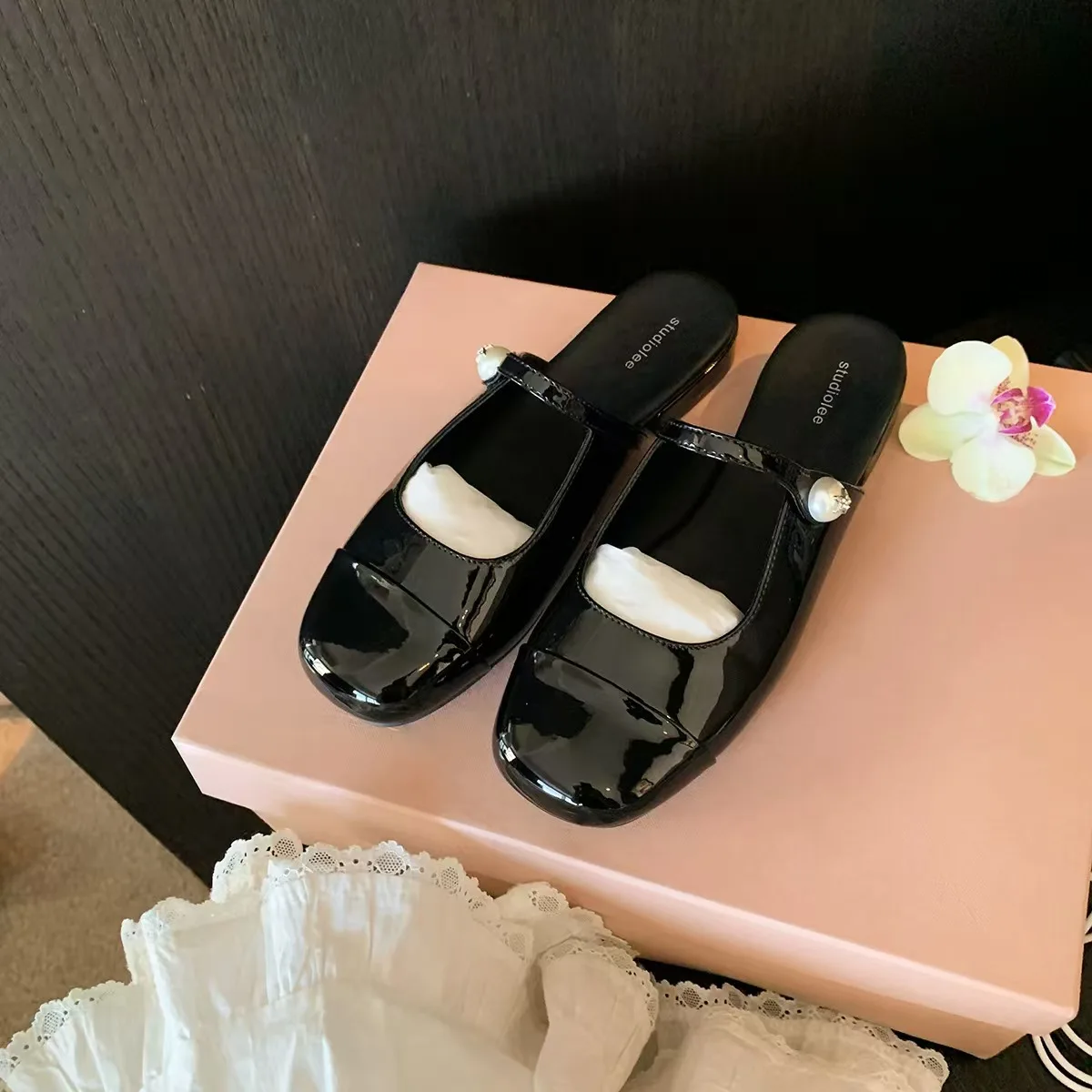 

2025 Summer Beach Slides Mary Janes Patent Leather Round Toe Woman Slippers Mix Colors Mules Shoe Outdoor Pearl Buttons Slippers