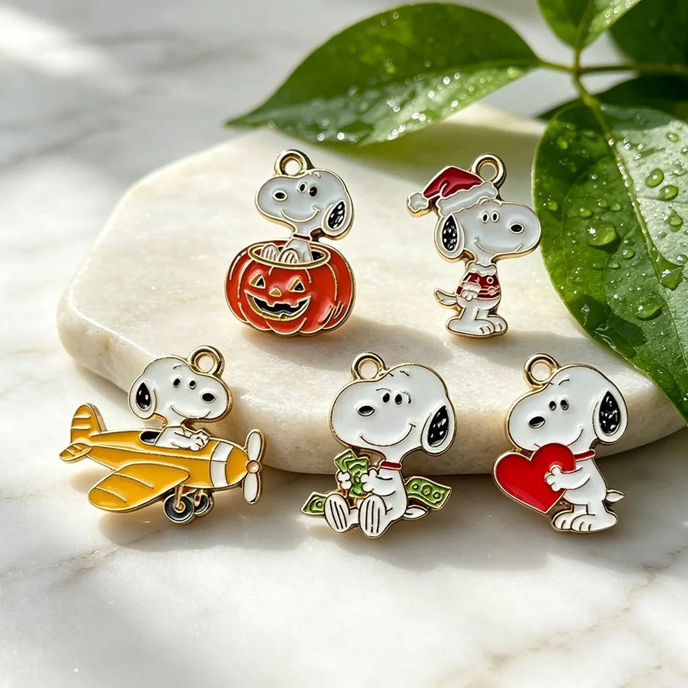 5 piezas de dijes de Snoopy de dibujos animados, accesorios de esmalte para hacer joyas DIY, para collares, pulseras, pendientes y colgantes