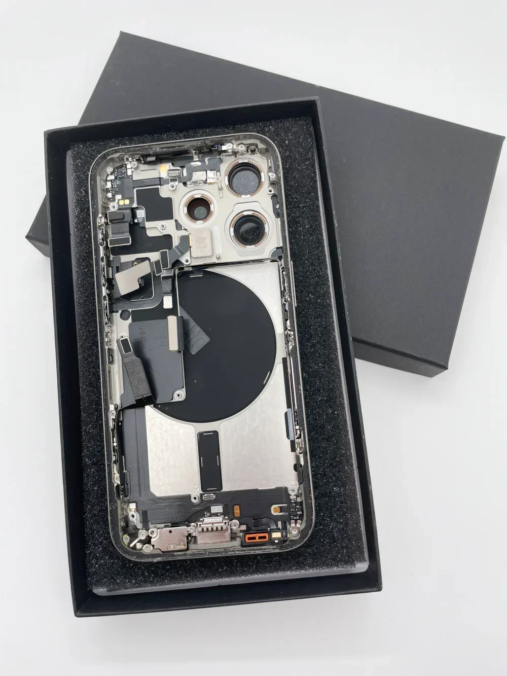 95-98% New Original Disassembled Middle Frame Housing Back Glass Cover For iPhone 15 with NFC Wireless Charger Assembly