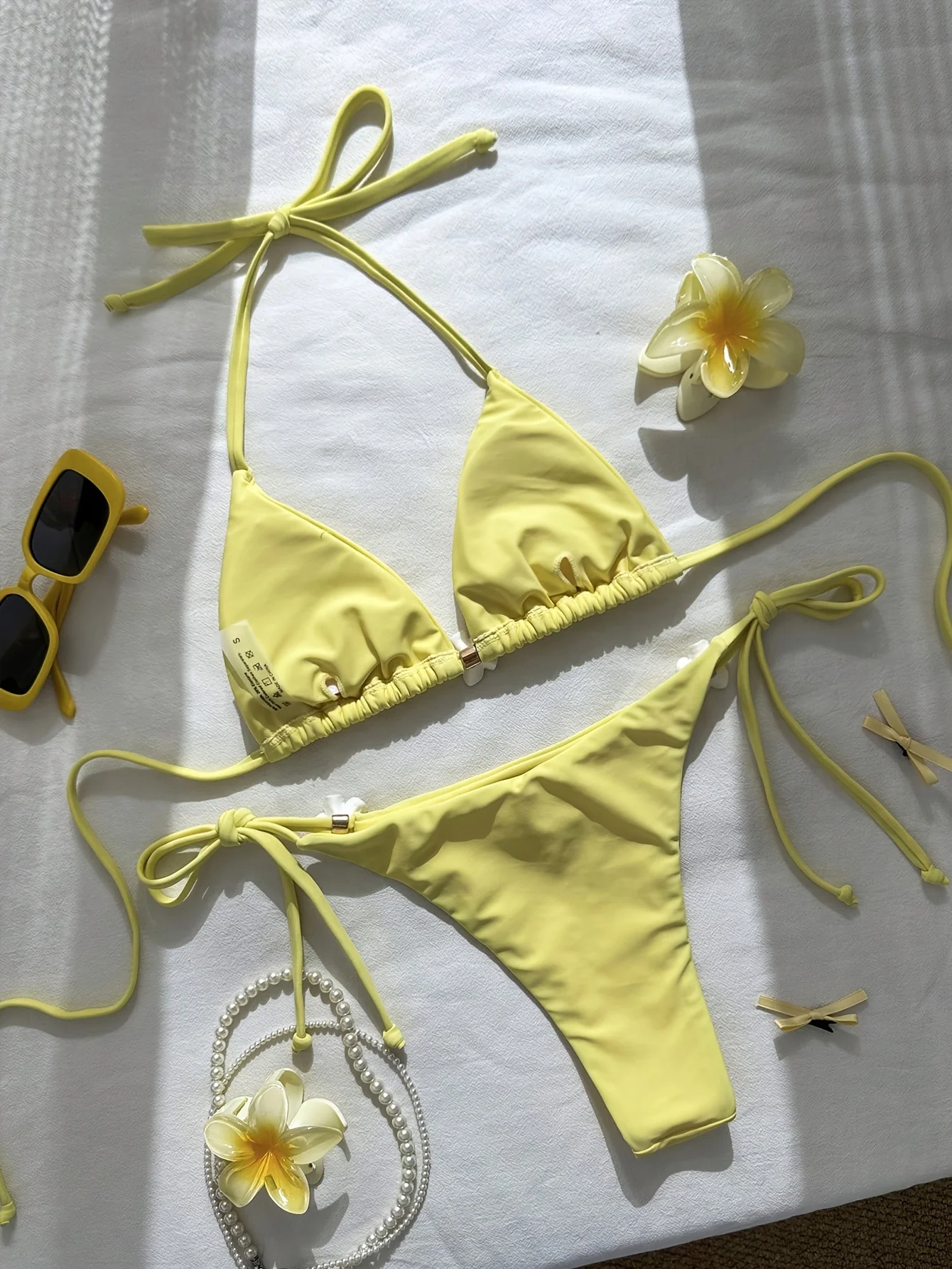 

Women's beach Europeanand Americanstyle yellow bikini set with a halter neck,eye-catchingswimsuit that shapes the chestand hips.