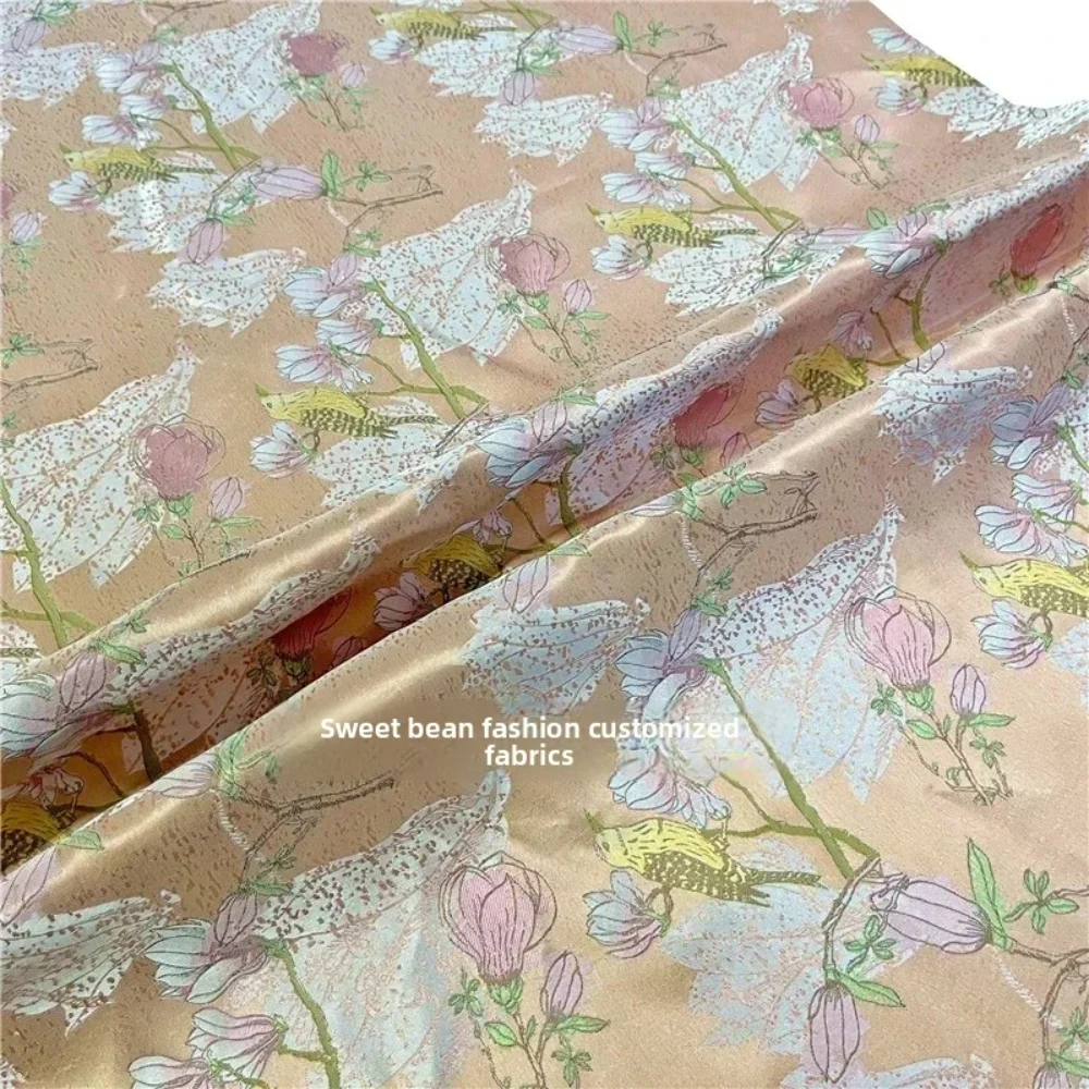 

Окрашенная в пряжу парчовая жаккардовая ткань Платье с лилией Тренч Модный европейский брендовый дизайн Швейные оптовые материалы Ткань на метр