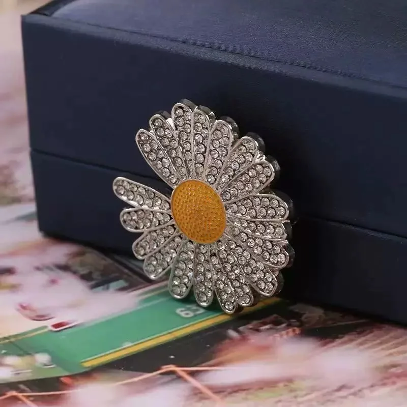 Daisy Pin Shining Sunflower Badge Exquisite Sun God Brooches Anime Big Sun Moon Star Ornament Halloween Party Home Decor