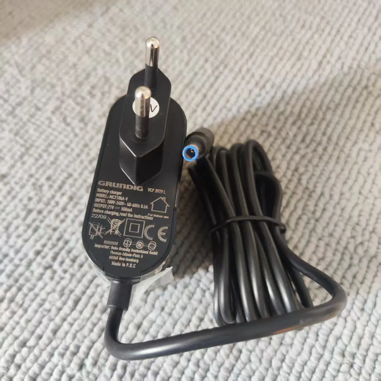 Original MC2105-V vacuum cleaner power adapter 21V 500MA charger  With a pin inside the plug