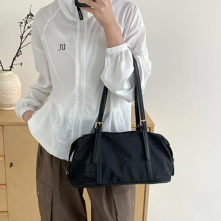 Bolsa para axilas de nailon de estilo coreano 2025: ocio sencillo, franjas de diferente color de gran capacidad, bolsa deportiva para fitness para mujer