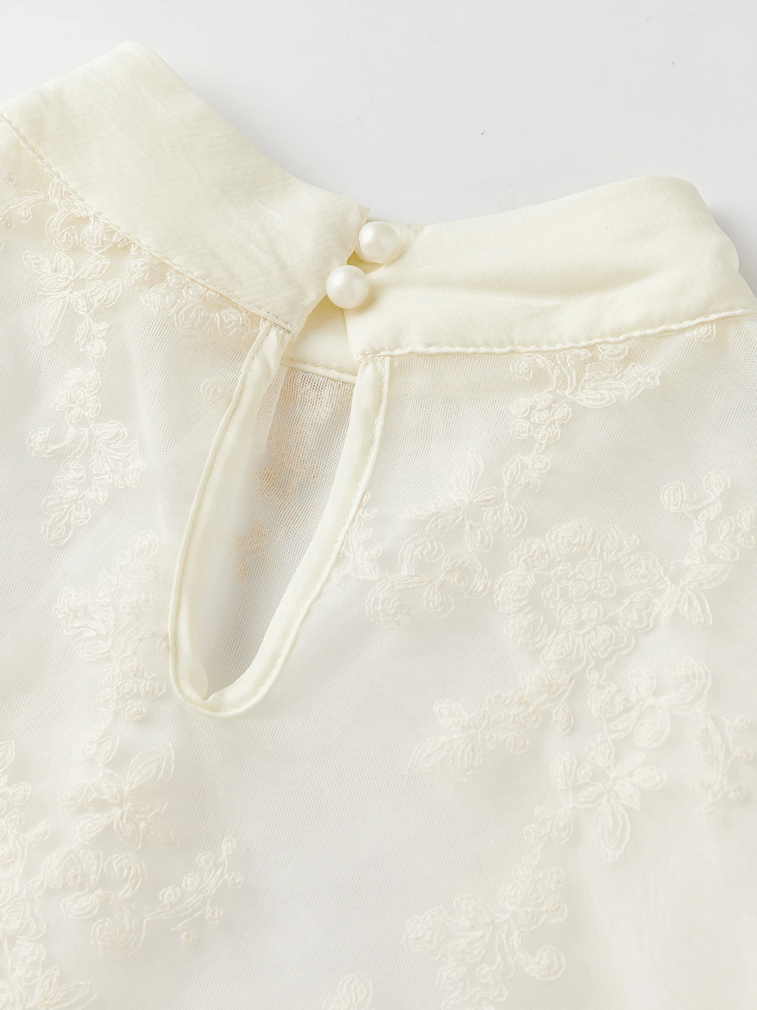 

Женский прозрачный кружевной топ с высоким воротником, длинными рукавами, вышивкой и асимметричным подолом для стильного образа.