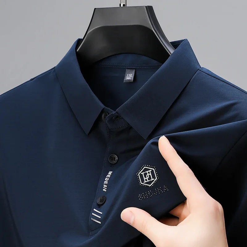 New Men\'s Business Casual Short Sleeved Shirt with Badge Solid Color Polo Shirt Fashionable Breathable Comfortable Versatile Top