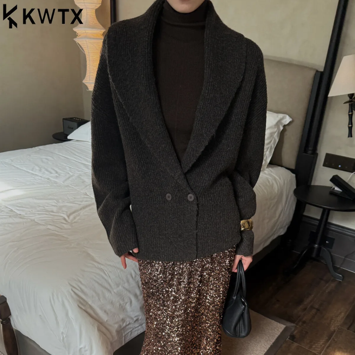 

KWTX 2025 Новый женский вязаный пальто, элегантный свитер с лацканами и длинными рукавами, куртка с двумя пуговицами, однотонный, премиум-класса, осень-зима