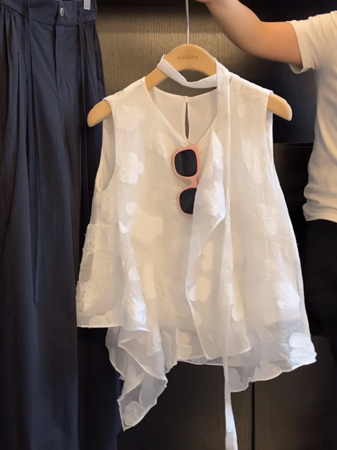 

Белая асимметричная блузка без рукавов с завязками на шее, шифоновый топ во французском стиле, свободный крой, дышащий, приятный к телу, для женщин, лето