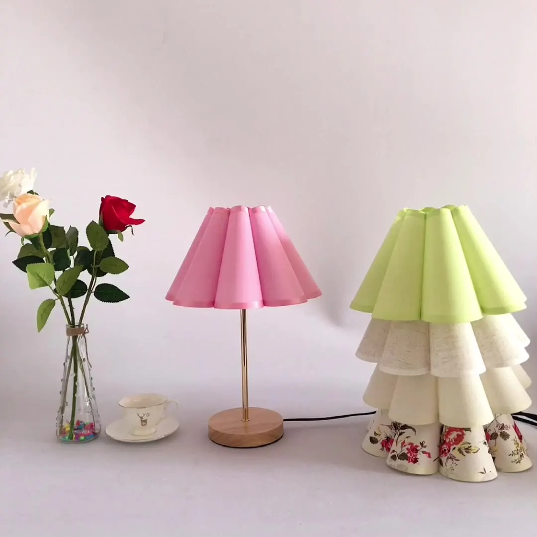 Simple Designs Gold Table Lamp with 3 Color lamp, White petal lampshade Round Bedside Desk lamps for Home Bedrooms decoration