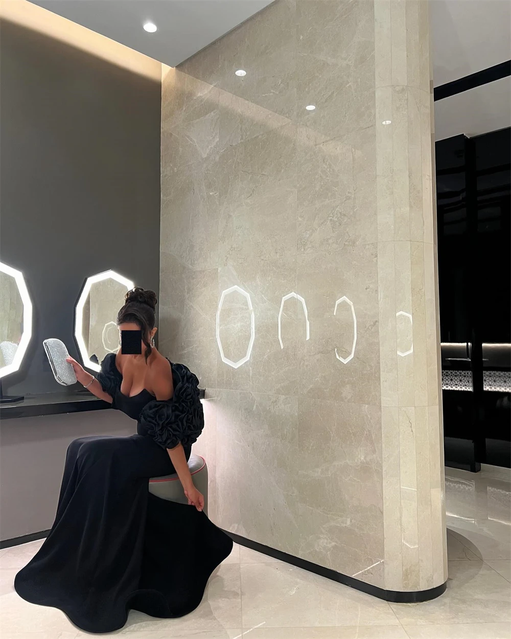 Классическое вечернее платье из черного джерси без бретелек со съемными рукавами по индивидуальному заказу E с скользящим шлейфом и цветами с рюшами для особых случаев