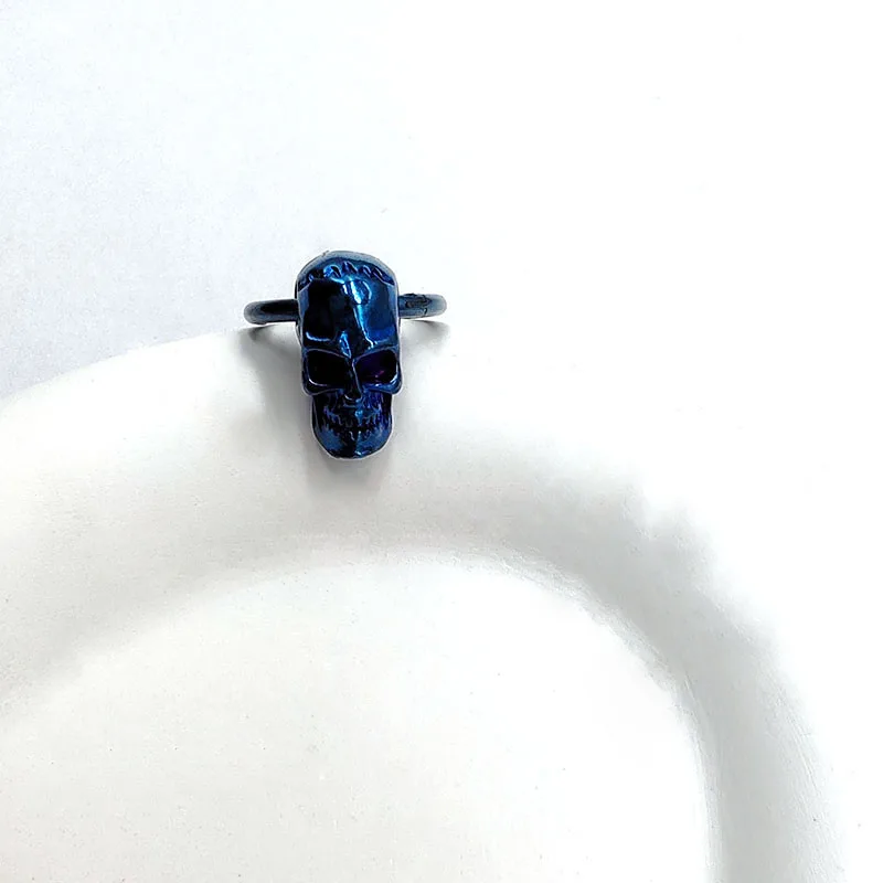 زوج من الأقراط المعلقة بتصميم جمجمة زرقاء للرجال، هدية إبداعية من النحاس للهالوين، على الطراز القوطي العصري للنساء اليومي