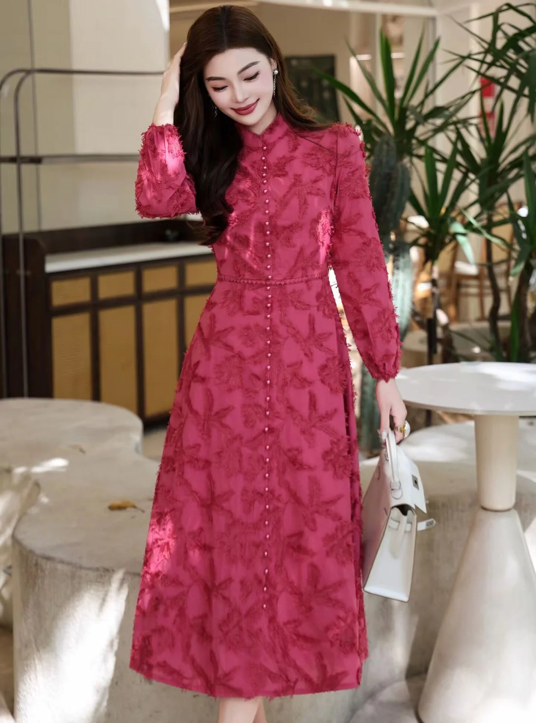 فستان ربيعي جديد عالي الجودة لعام 2026 فستان نسائي فاخر مطرز بالزهور بأزرار ديكو وأكمام طويلة فستان أبيض وأحمر #3