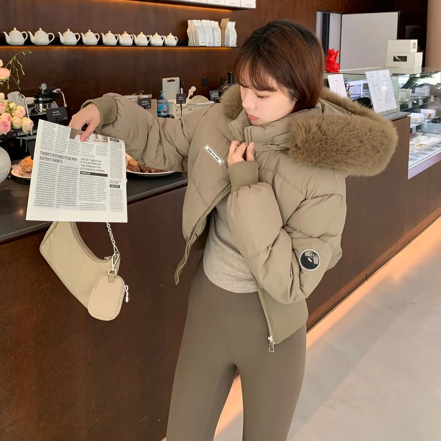 

Женская удлиненная парка оверсайз с открытыми плечами, ажурной вязкой, объемными карманами, отделкой из рубчатой ткани, карманами на швах и элементами в стиле оригами.