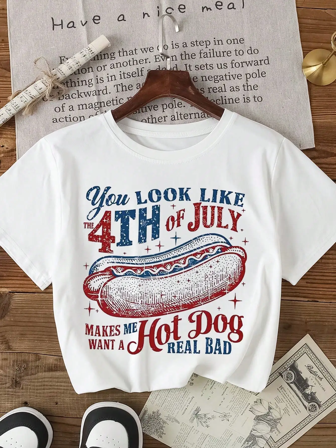 

Белая повседневная футболка с коротким рукавом и принтом хот-дога для летнего отдыха