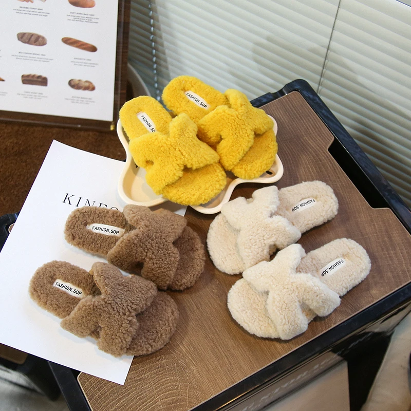 

Детские теплые тапочки на меху, модная обувь для мальчиков и девочек, нескользящая однотонная зимняя новая детская домашняя обувь 2024, милая мягкая подошва