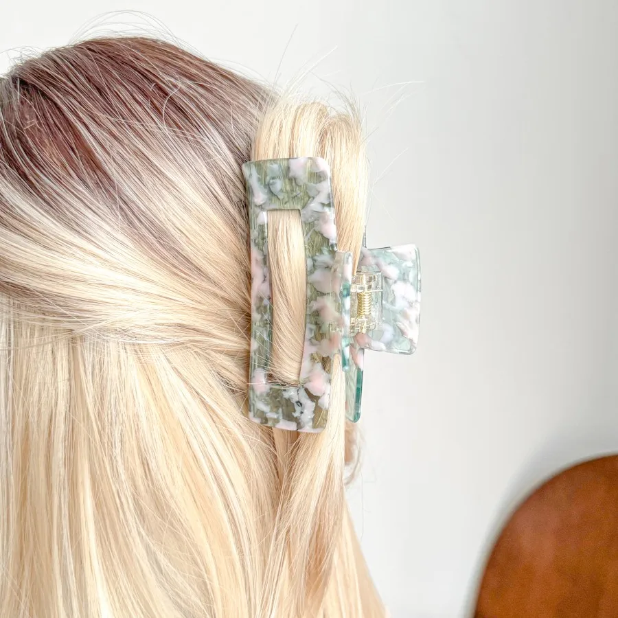 

Заколки-крабики из ацетата с мраморным узором — премиальные модные аксессуары для стильных причесок