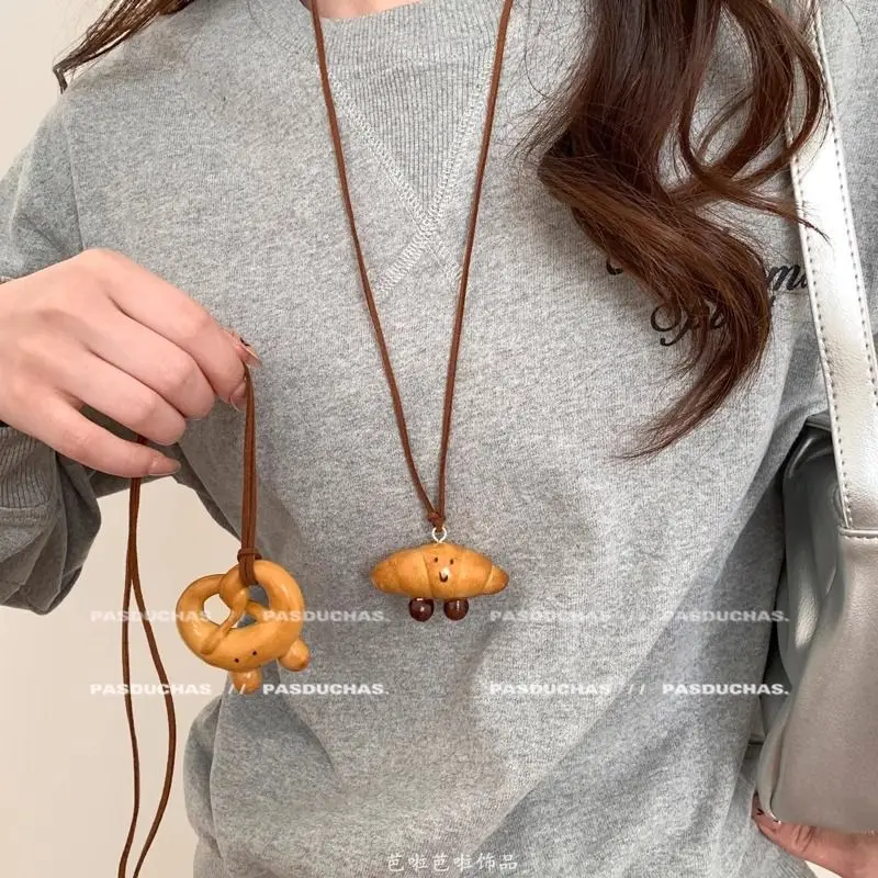 

Cute and niche design, alkali water bread pendant necklace, women's croissant long classic personalized necklace