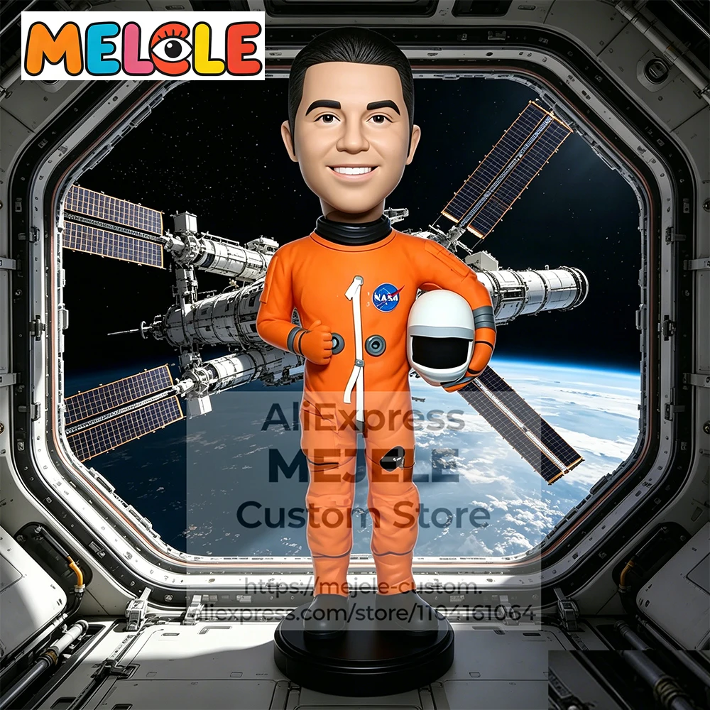 Figura Personalizada de Astronauta con Traje Espacial Naranja y Casco, Muñeco de Arcilla Polimérica, Decoración Única para Escritorio de Oficina