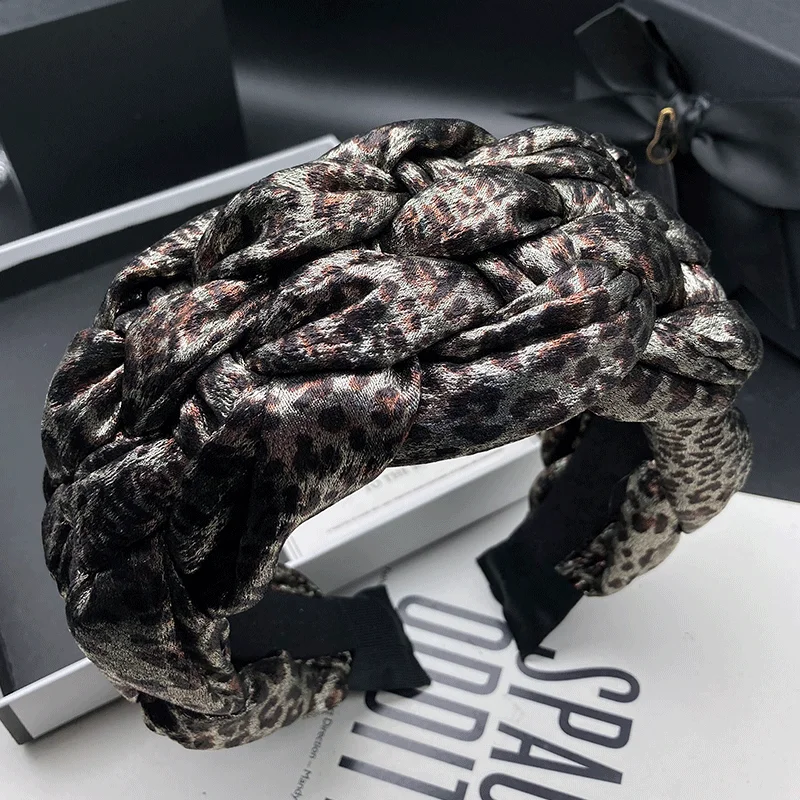 

Fashionable leopard print hairpin and headband for women, featuring a high crown, large circumference, and wide-edge headband