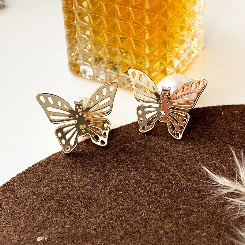 

New smart hollow butterfly pearl high-end light luxury stud earrings