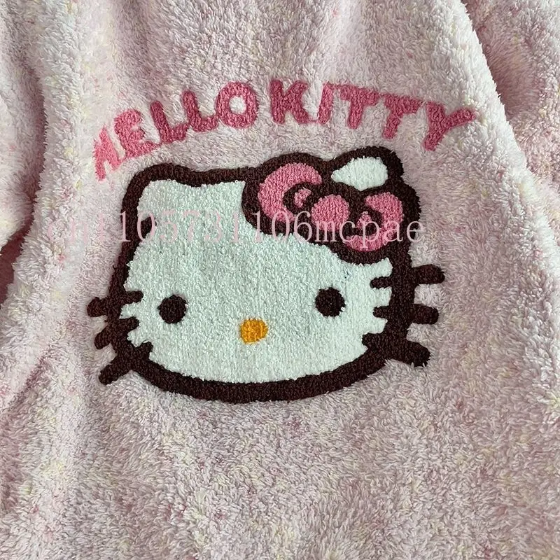 طقم بيجامة MINISO HelloKitty للسيدات 2025 من الحرير الجليدي منقط ملابس نوم مطبوعة برسوم كارتونية لطيفة ملابس نوم منزلية ملابس نوم مريحة