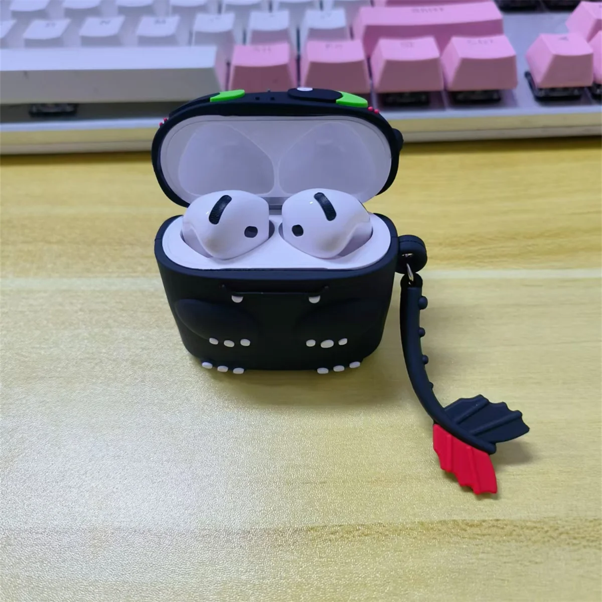 Etui na słuchawki douszne do AirPods 4. generacji dla chłopców, uroczy kreskówkowy Anime czarny smok dinozaur silikonowy pokrowiec na słuchawki do Airpods 4