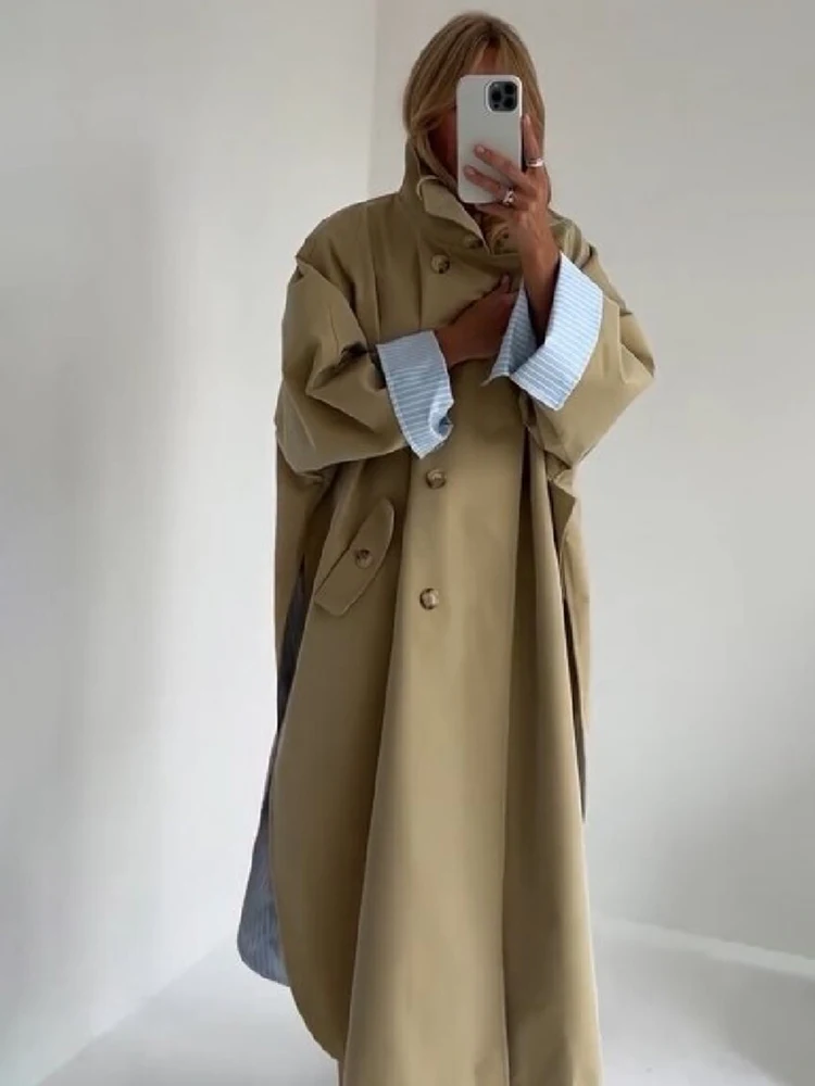 Minimalistischer Khaki Oversized Trenchcoat für Damen mit Revers, Doppelknopfverschluss, gestreiften Manschetten, Futter und Seitenschlitz – Oberbekleidung für den Alltag im Herbst. – Detail 3