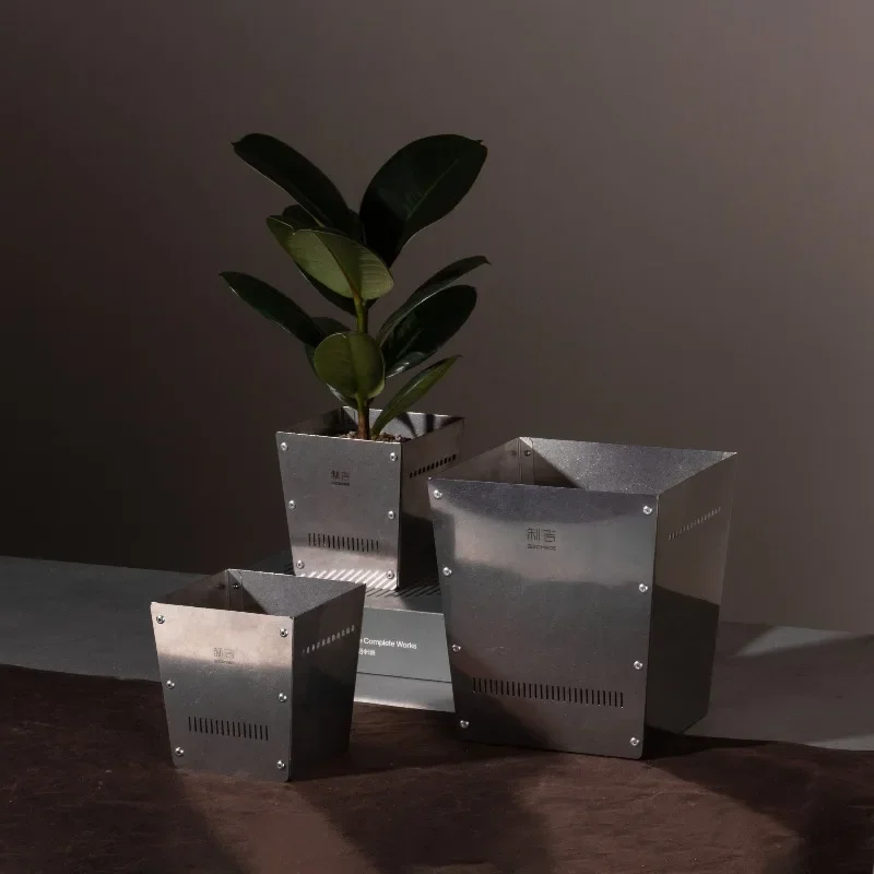 Medium flower pot, stainless steel all-metal design is easy to take care of and does not rust and break, making auspicious home
