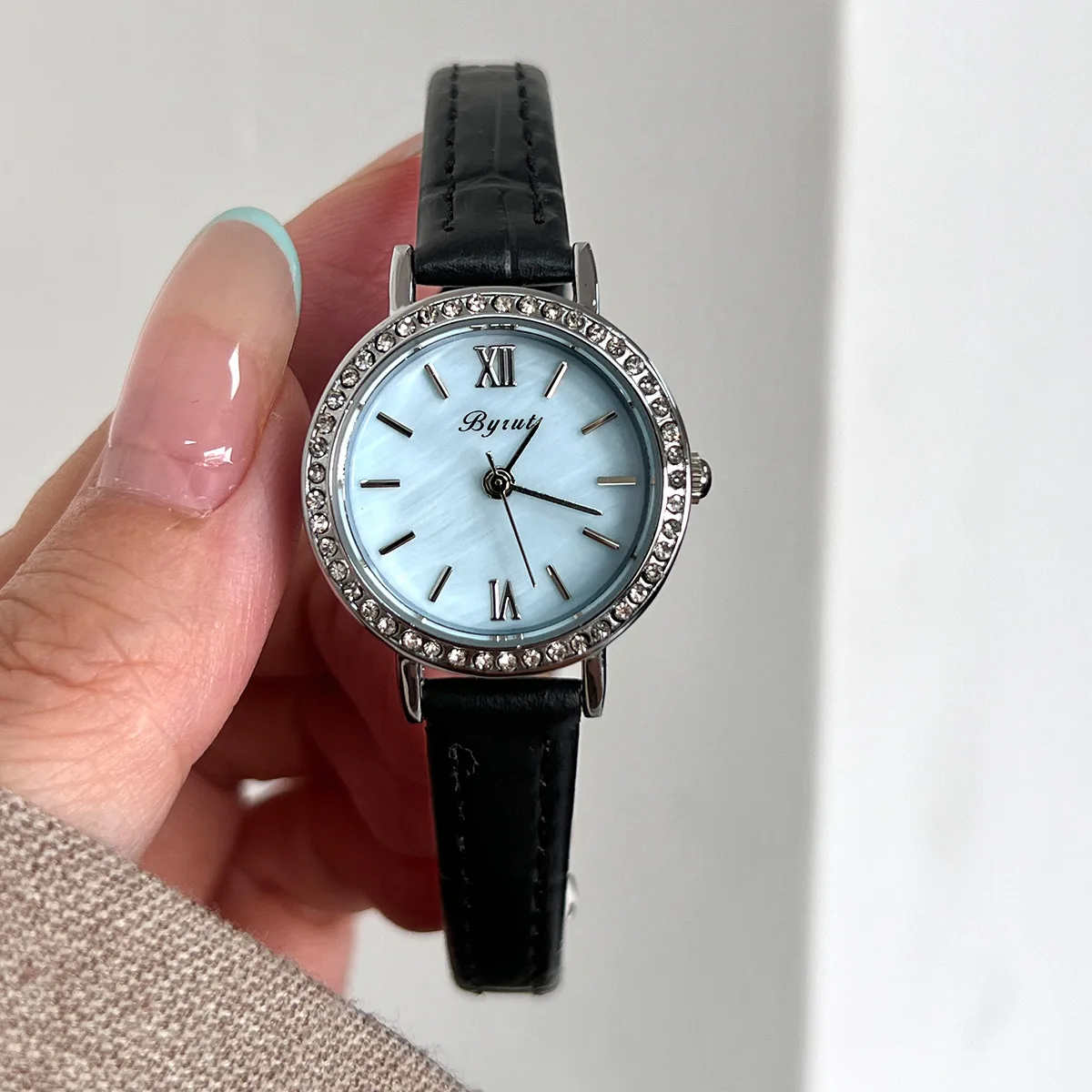 ساعة نسائية جديدة أنيقة ومتطورة، صغيرة ورائعة، مع حزام جلدي فاخر خفيف، ساعة نسائية عصرية. #3