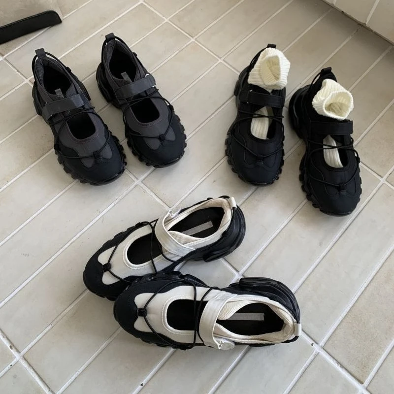 26 neue Muffin-Sportschuhe für Mädchen mit rundem Plateau, farblich abgestimmtem Klettverschluss.