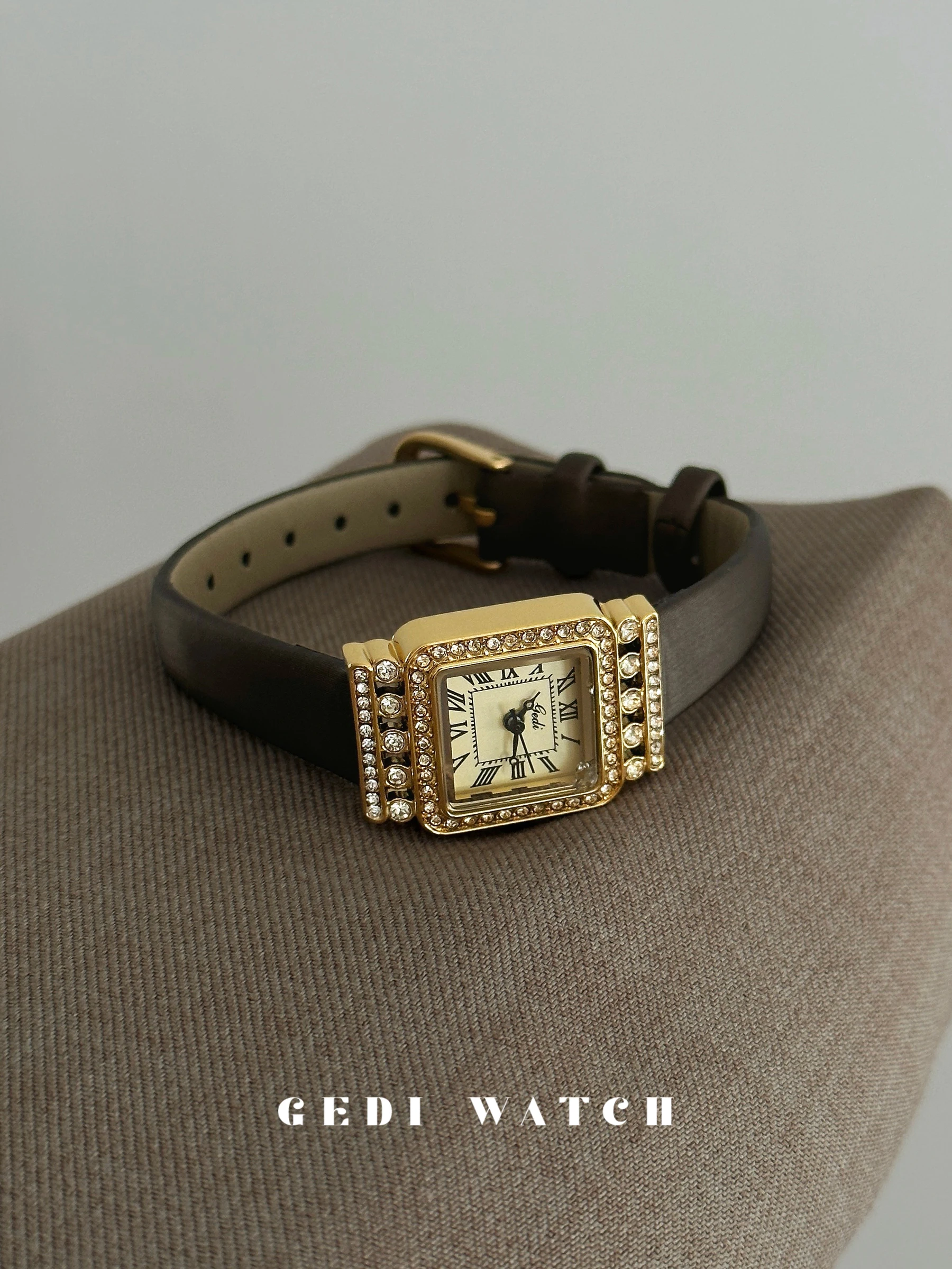 

New 2026 Gold Square Retro Women'S Watch, Fashionable, Light Luxury, High-End Women'S Wristwatch, Premium Selection