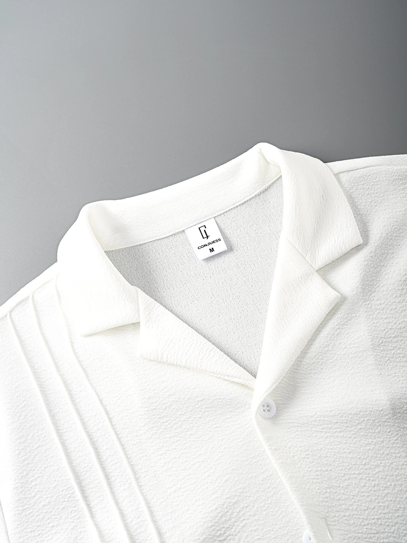 Men's White Textured Cuban Collar Short-Sleeved Shirt and Drawstring Shorts Two-Piece Set, Solid Color Casual Outfit, Lightweight and Breathable Summer Vacation Outfit - view 4