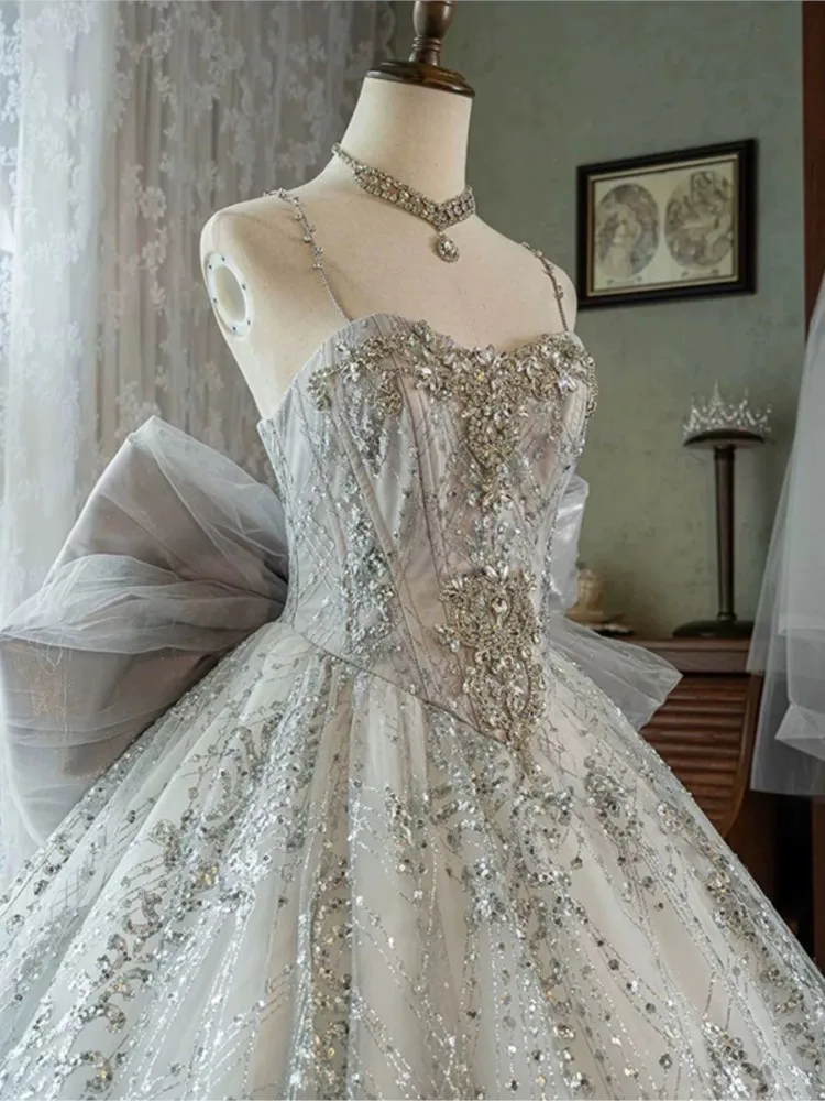 Een nieuwe stijl van lichte luxe en niche-hostjurk voor volwassenenceremonie, kunstexamen uit de zware industrie