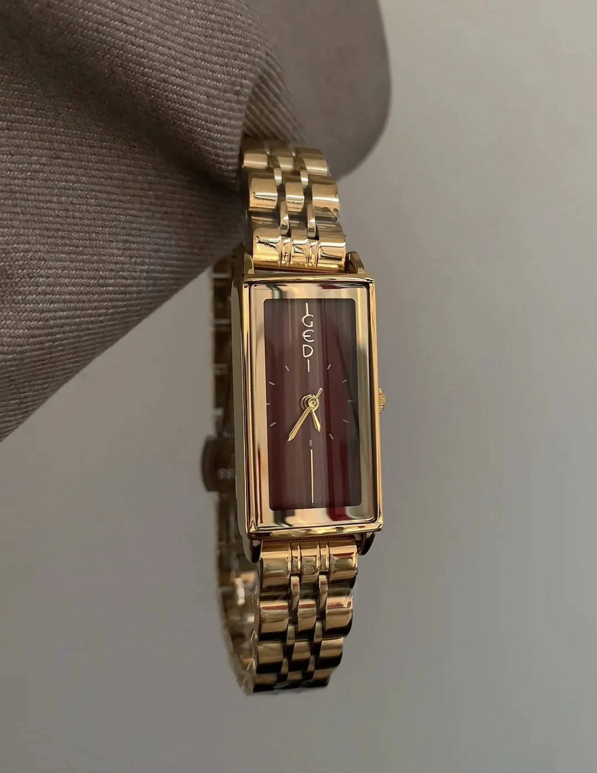 ساعة نسائية أصلية ساعة مستطيلة أنثى خفيفة فاخرة ومزاج بسيط راقي موديل أنثى 2025 هدية عيد ميلاد جديدة للمرأة #1