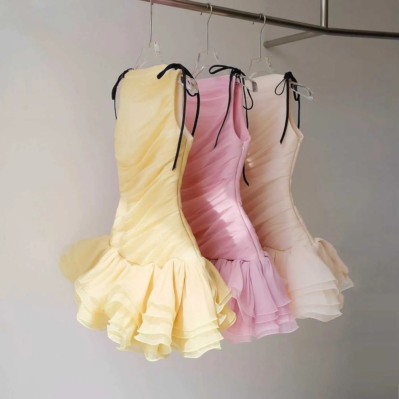 Bonito doces cores mini vestido personalizado multi-cores curto vestidos de festa de casamento plissado em camadas vestido de dama de honra vestidos de baile 2025