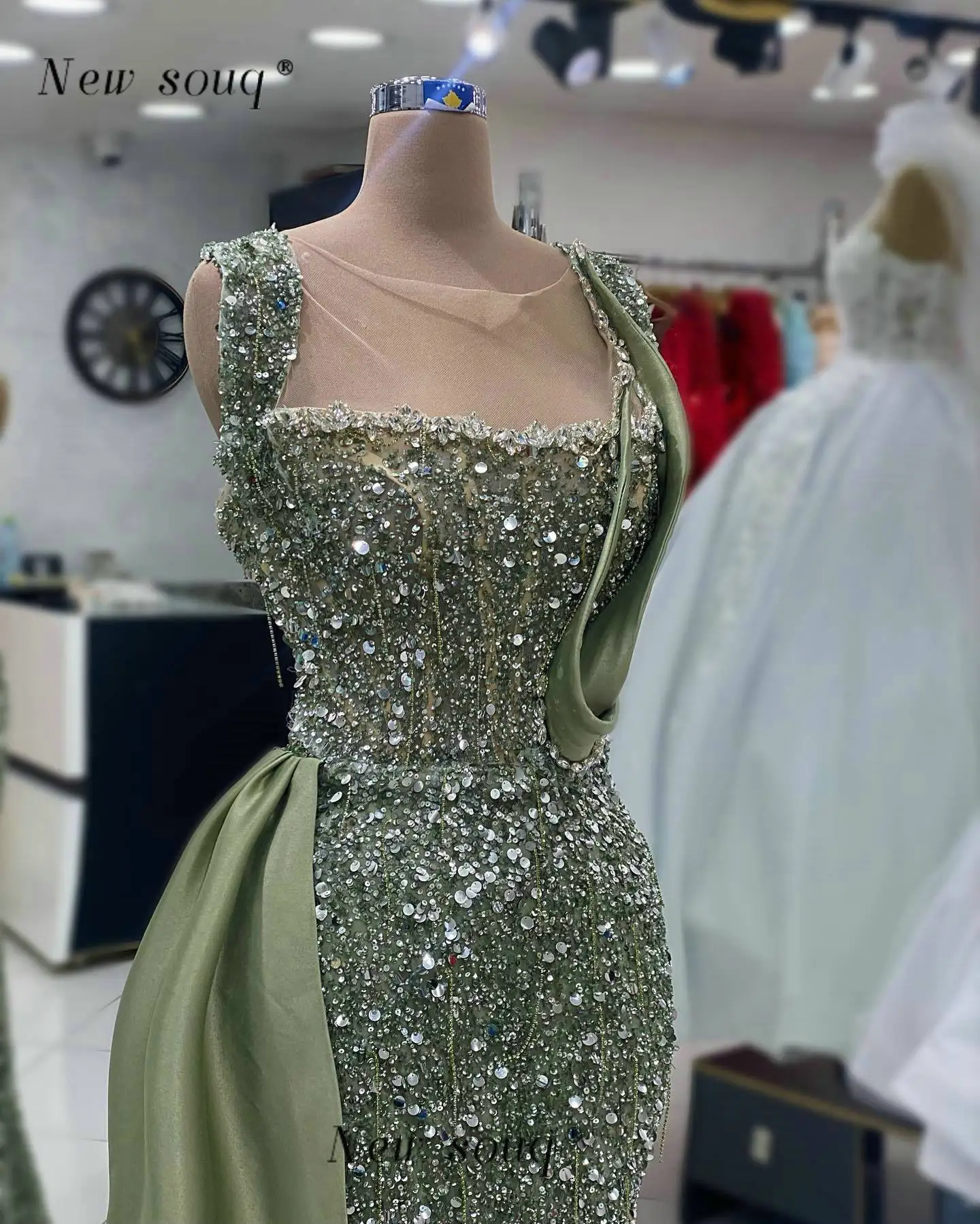 Eleganti abiti da sera con paillettes verde oliva con sentiero laterale in raso occasioni formali di classe abiti da festa di compleanno di Gala