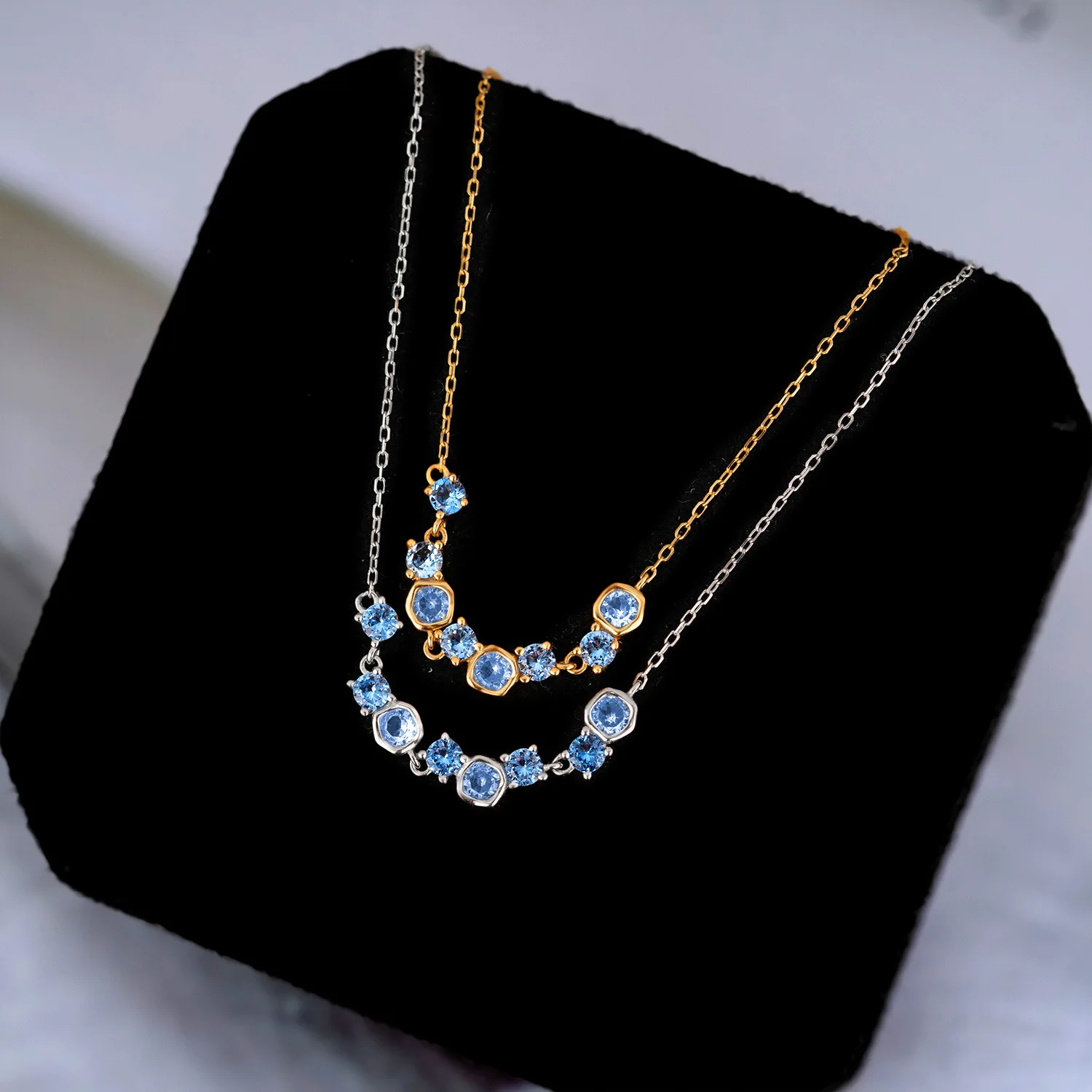 The new cold style blue tip flower necklace is a small minority of exquisite light luxury temperament with collarbone chain