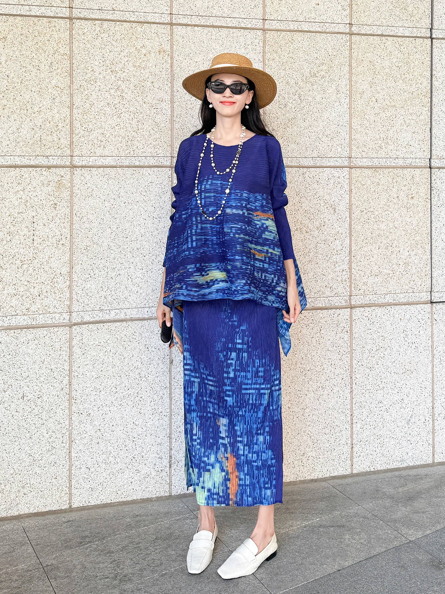 프린트 불규칙 티셔츠와 플리츠 스트레이트 스커트가 포함된 루즈핏 오버사이즈 여성 세트 – 2025 가을 신상 여성 의류