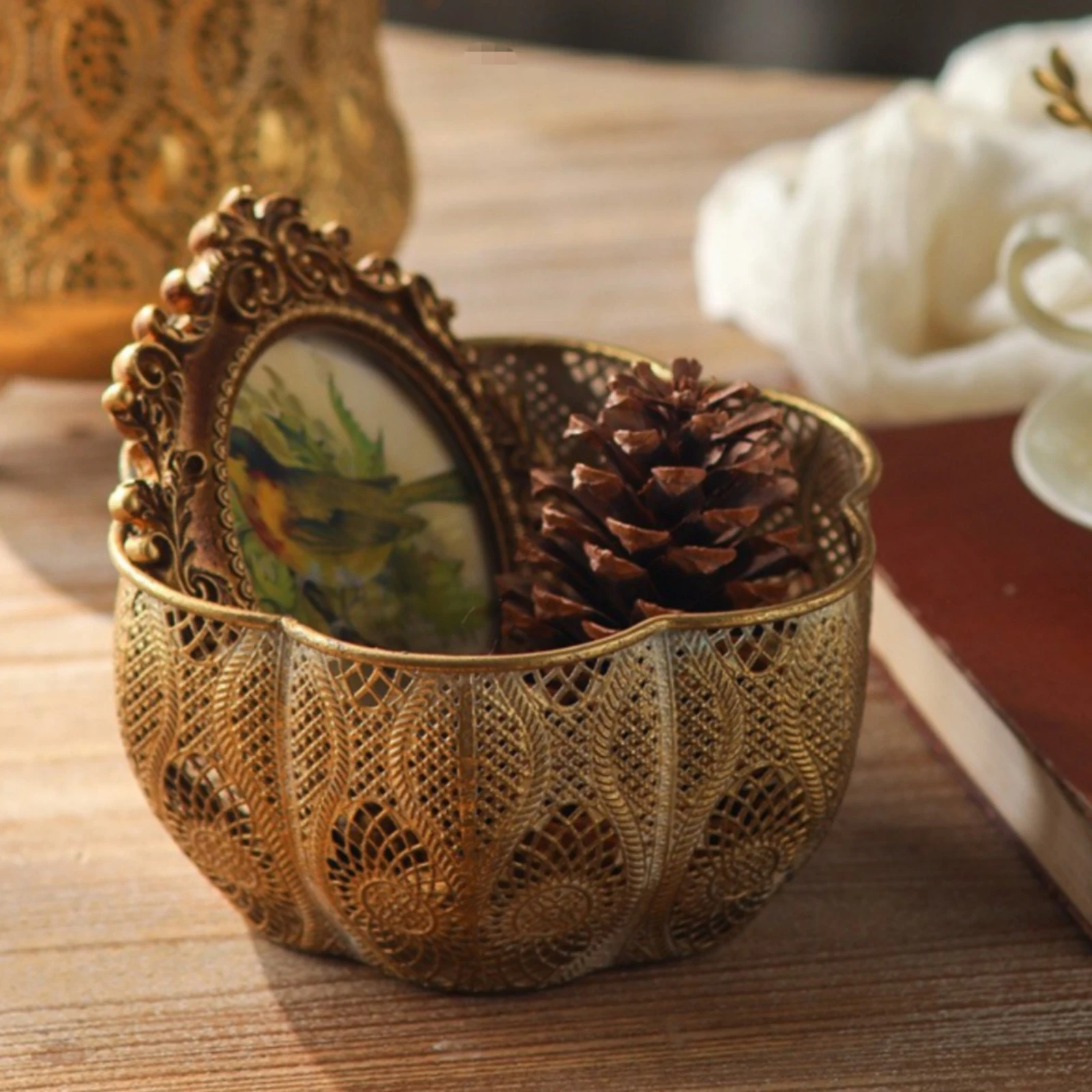 Antique Flower Storage Basket Retro Design Vintage Iron Basket Ornate Hollow Box Decorative Home Decor for Desk
