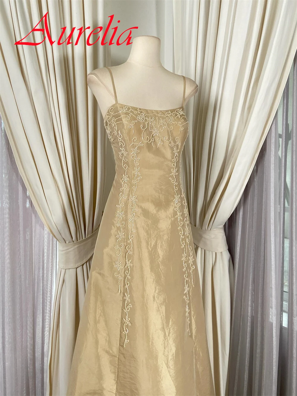 Aangepaste delicate champagne satijnen avondjurk klassieke strapless spaghettibandjes cocktailjurk sexy kanten galajurk aan de achterkant