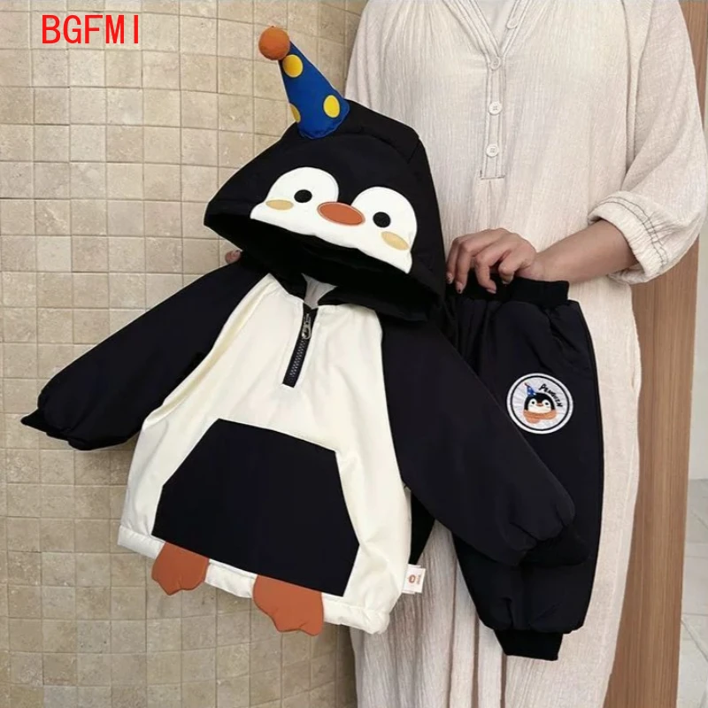 

Утепленный плюшевый детский комплект для мальчиков, осень/зима 2021, новый спортивный теплый ветрозащитный топ и низ с пингвинами для девочек, комплект из 2 предметов